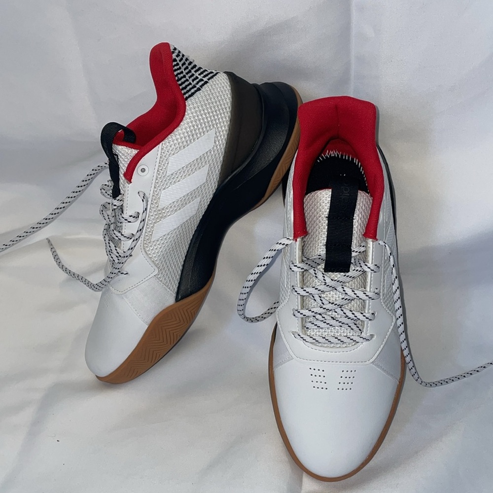 NWOT Men’s Adidas cloud foam basketball shoe size 8 1/2